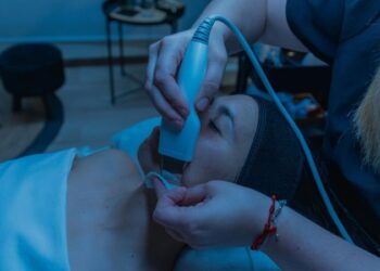 Простий гід весняним доглядом за шкірою: що варто зробити в салоні, а що — вдома