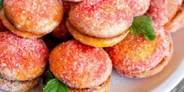 Раньше оно было на каждой свадьбе: как приготовить яркое пирожное “Персики” (ВИДЕО)