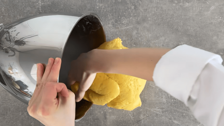 Рецепт нежнейшей паски: это тесто не черствеет, а становится влажнее с каждым днем (ВИДЕО)