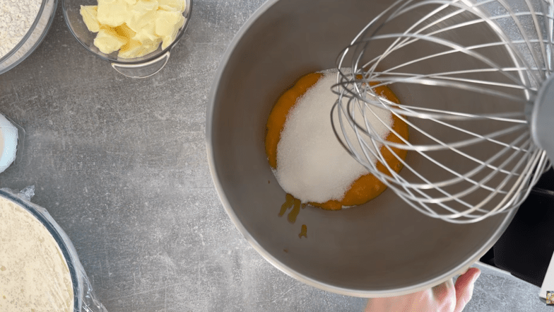 Рецепт нежнейшей паски: это тесто не черствеет, а становится влажнее с каждым днем (ВИДЕО)