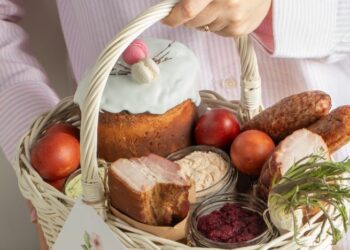 Святить можно, заносить в церковь — нет: полный список “табу” пасхальной корзины