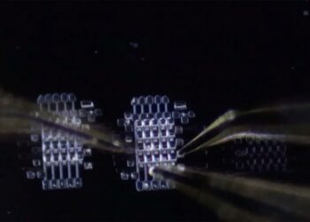 Техноблогер вперше у світі зібрав RAM у власному сараї