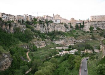 В Іспанії є містечко з будинками, які ніби висять у повітрі: чим ще воно особливе