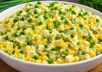 Вместо скучного “Оливье” приготовьте салат “Киевский”: роскошная закуска за 5 минут (РЕЦЕПТ)