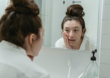 Чому ваша б’юті-рутина вбиває шкіру: від подвійного вмивання до порад блогерів