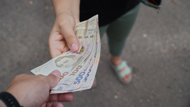 Мінімальна зарплата з 1 червня: скільки отримають українці "на руки"