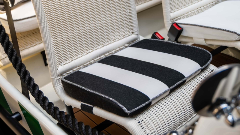 Spiaggina Stripes: як Garage Italia перетворили авто на готельний аксесуар