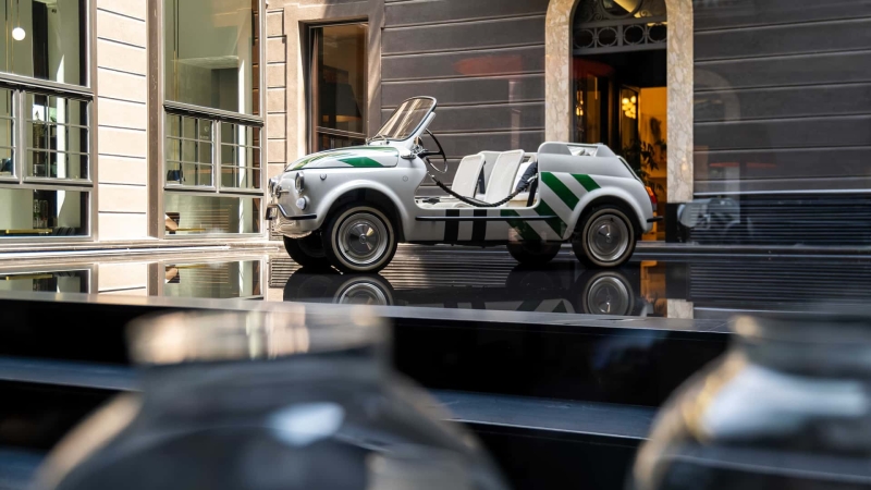 Spiaggina Stripes: як Garage Italia перетворили авто на готельний аксесуар