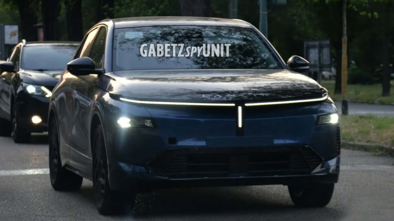 Lancia Gamma 2026: італійський флагман виїхав на дороги без масок