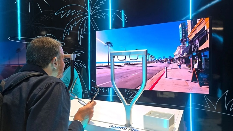Маленький, але яскравіший за сонце: Samsung продемонструвала мікродисплей RGB OLEDoS з яскравістю 40 000 ніт