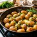 Без предварительной варки и грязной посуды: как пожарить молодой картофель в одной сковородке