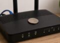Монета на роутері стала вірусним лайфхаком: чи посилює вона Wi-Fi