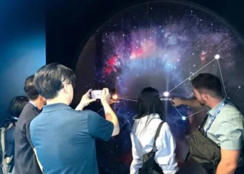 Маленький, але яскравіший за сонце: Samsung продемонструвала мікродисплей RGB OLEDoS з яскравістю 40 000 ніт