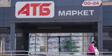 Супермаркети АТБ з чорними та синіми фасадами: чи різні ціни на товари