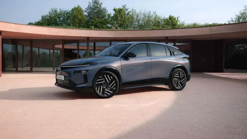 Lancia Gamma 2026: італійський флагман виїхав на дороги без масок