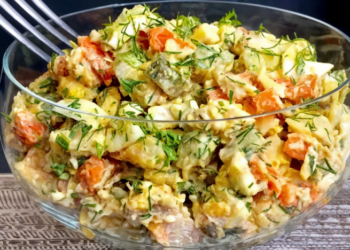 Этот салат вкусный даже без майонеза: закуска, которая “переплюнет” и Оливье, и Крабовый (РЕЦЕПТ)
