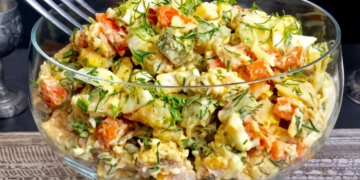 Этот салат вкусный даже без майонеза: закуска, которая “переплюнет” и Оливье, и Крабовый (РЕЦЕПТ)