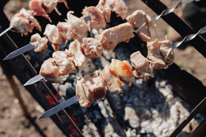 Как приготовить идеальный шашлык из свинины: рецепт маринада, с которым мясо будет очень сочным (ВИДЕО)
