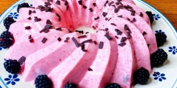 Красивее пирожных и вкуснее мороженого: от этого яркого тортика дети в восторге (РЕЦЕПТ)
