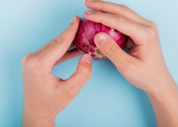 Лучшие способы преодолеть жгучий лук: как резать без слез