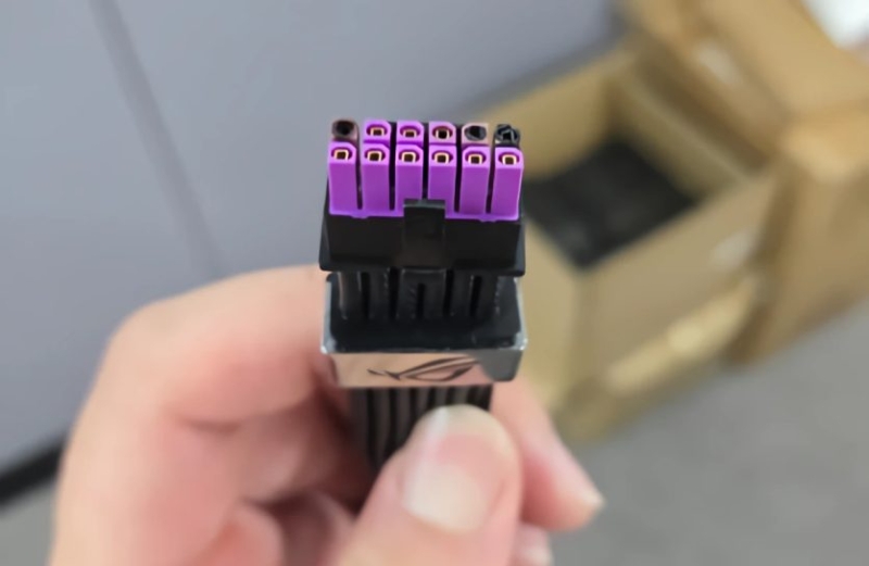 Маркетинг vs реальність: кабель ASUS ROG Equalizer за $50 для захисту 16-контактних роз'ємів згорів