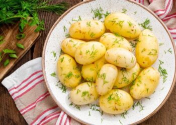 Нож уничтожит вкус молодого картофеля: как на самом деле его чистить, чтобы получить фантастический гарнир