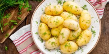 Нож уничтожит вкус молодого картофеля: как на самом деле его чистить, чтобы получить фантастический гарнир
