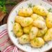 Нож уничтожит вкус молодого картофеля: как на самом деле его чистить, чтобы получить фантастический гарнир
