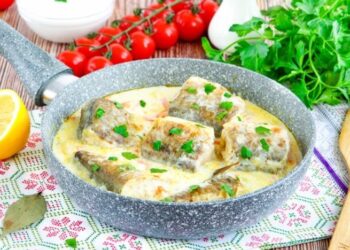 Рецепт хека со сметаной, который понравится даже детям: это самая вкусная тушеная рыба в мире!
