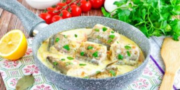 Рецепт хека со сметаной, который понравится даже детям: это самая вкусная тушеная рыба в мире!