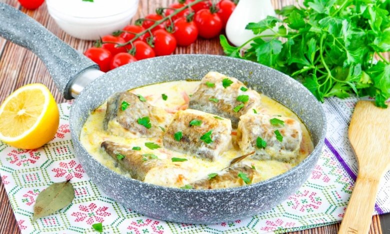Рецепт хека со сметаной, который понравится даже детям: это самая вкусная тушеная рыба в мире!