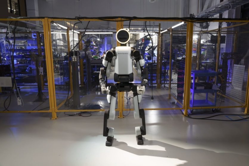 Роботи Atlas від Boston Dynamics демонструють футбольні фінти