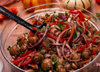 С такими грибочками гости забудут о мясе: как приготовить яркую закуску из шампиньонов (ВИДЕО)