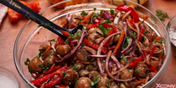 С такими грибочками гости забудут о мясе: как приготовить яркую закуску из шампиньонов (ВИДЕО)