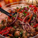 С такими грибочками гости забудут о мясе: как приготовить яркую закуску из шампиньонов (ВИДЕО)