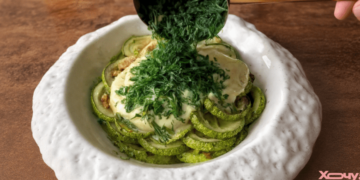 Самое вкусное блюдо из кабачков за 15 минут: ничего не нужно жарить (РЕЦЕПТ)