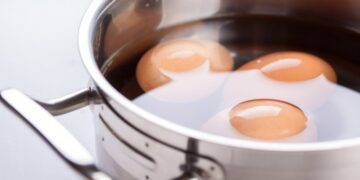 Сделайте это с яйцом перед отвариваем – и скорлупа будет чиститься за 3 секунды: вам понадобится иголка