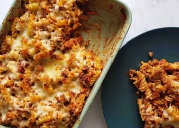 Сытный ужин из макарон и кусочка курочки: простой рецепт (ВИДЕО)