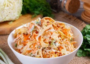 Так вкусно капусту вы еще не ели: салат с секретным соусом (РЕЦЕПТ)