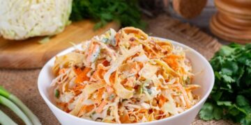 Так вкусно капусту вы еще не ели: салат с секретным соусом (РЕЦЕПТ)