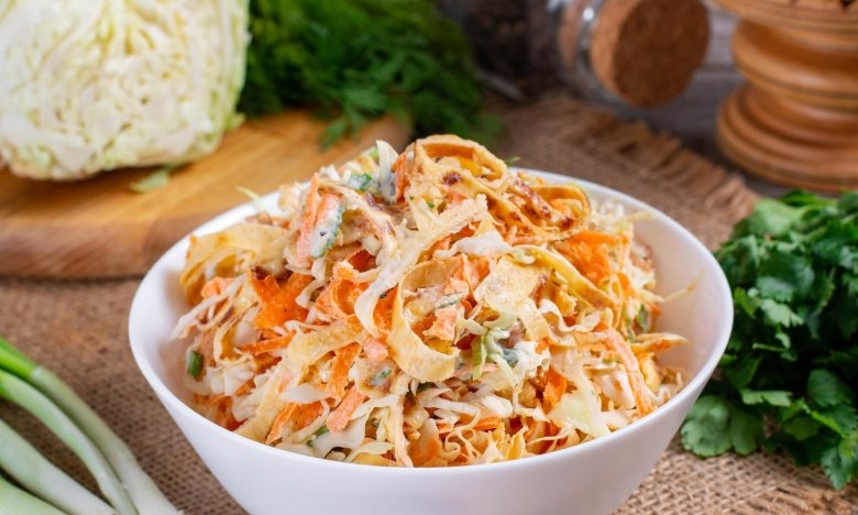 Так вкусно капусту вы еще не ели: салат с секретным соусом (РЕЦЕПТ)