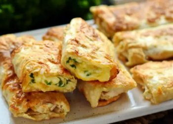 Вкусное и сытное блюдо вместо пирожков: готовим непревзойденные конвертики из лаваша за 15 мин (РЕЦЕПТ)