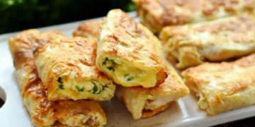 Вкусное и сытное блюдо вместо пирожков: готовим непревзойденные конвертики из лаваша за 15 мин (РЕЦЕПТ)