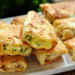 Вкусное и сытное блюдо вместо пирожков: готовим непревзойденные конвертики из лаваша за 15 мин (РЕЦЕПТ)