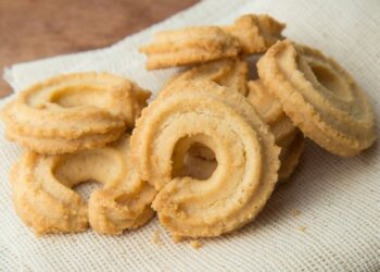 Вкусное песочное печенье за 10 минут: рассыпчатая выпечка к чаю (ВИДЕО)
