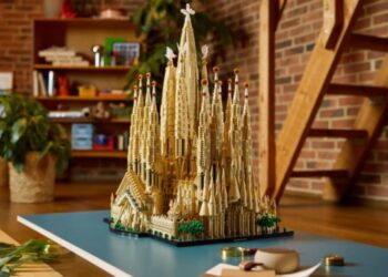 Є навіть вітражі: LEGO випустила найбільший набір в історії — понад 12 000 деталей
