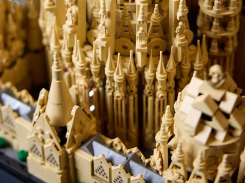 Є навіть вітражі: LEGO випустила найбільший набір в історії — понад 12 000 деталей