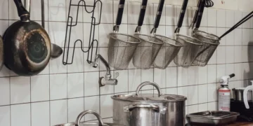 Відмивання пригорілої каструлі з нержавійки содою та гарячою водою