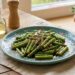 Вкус лета, который покорит всех: пикантные чесночные стрелки как роскошная и бюджетная закуска
