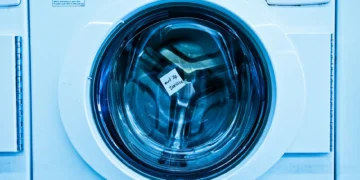 Пральна машина стрибає при віджиманні — причини вібрації та способи усунення